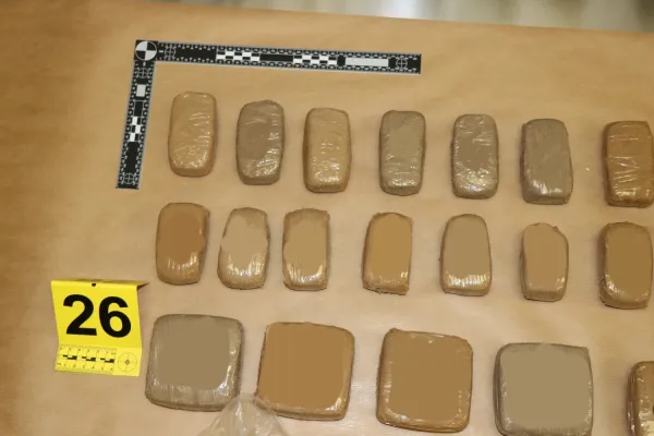 Med preiskavo članom združbe zasegli več kot deset kilogramov droge