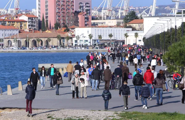 Koper, 09.03.2014Lepo vreme, sončno vreme, sprehajalci, semedelska promenada