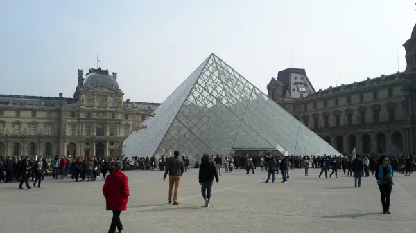 Muzej je bil sicer 16. junija že prisiljen za več ur zapreti svoja vrata za obiskovalce, saj so zaposleni protestno zapustili delovna mesta zaradi prenatrpanih muzejskih prostorov in slab&scaron;ih pogojev za obisk.