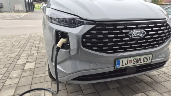 Posebnost tega kombija je, da ima na sprednjem delu vtičnico za polnjenje 11,8 kWh baterije, ki traja dobre tri ure. 