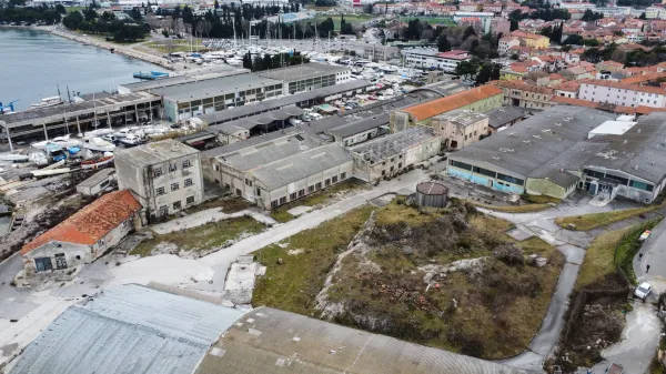 Se bodo barke morale umakniti z območja izolske ladjedelnice?