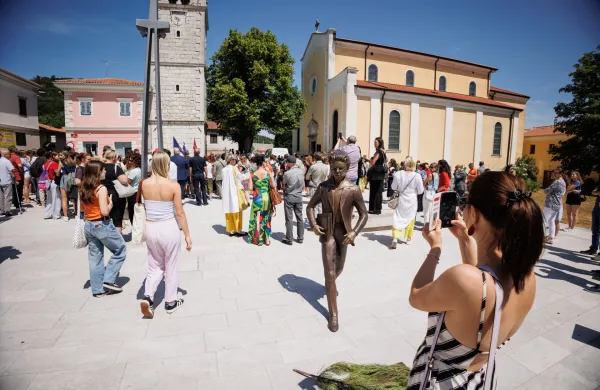 Leto, ko bo Srečko Kosovel poletel iz kaosa v kozmos