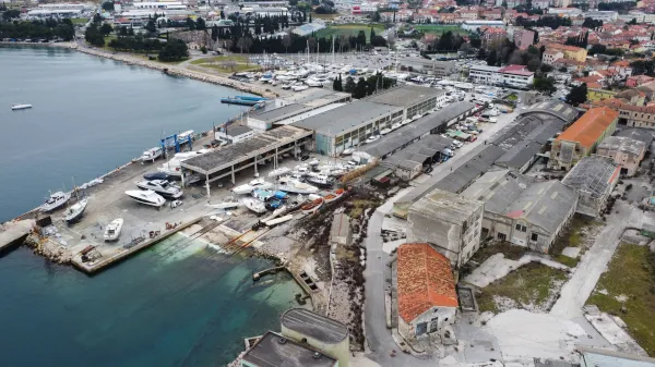 Izola, 07.03.2023Izola, posnetki iz zraka, dron, avio posnetki, nekdanja tovarna Delamaris in Ladjedelnica Izola, Delamaris, ladjedelnica