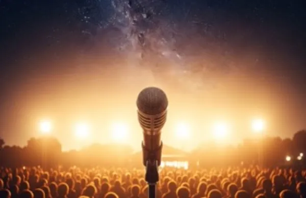 Poletni koncertOder pod zvezdami, mikrofon, množica v silhueti