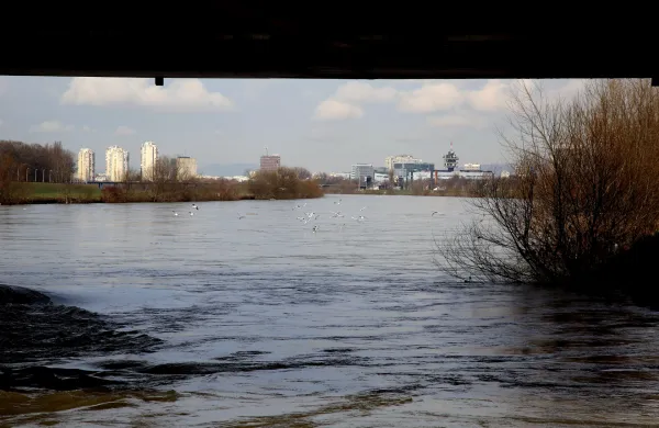 Hrvaska, Zagreb.Na Hrvaskem so v blizini mesta Jasenovac zjutraj izmerili najvisji vodostaj Save v zgodovini - 915 centimetrov. Ze od nedelje na obmocju zaradi poplav veljajo izredne razmere, pri zasciti pred naraslimi vodami pa hrvaska vojska med drugim pomaga s colni in crpalkami.