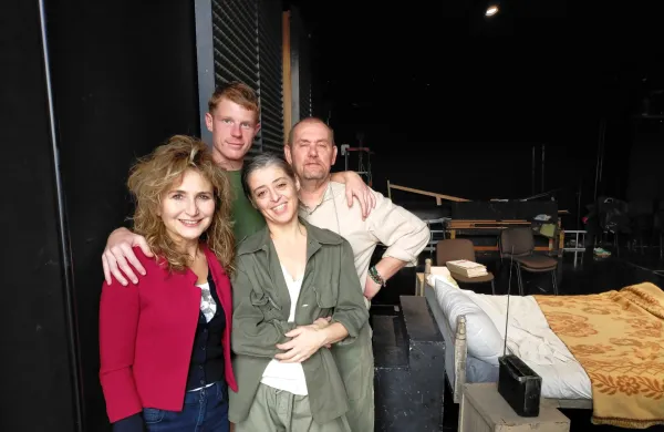 Režiserka Marcela Serli in igralci Borut Dolj&scaron;ak, Nikla Panizon ter Franko Koro&scaron;ec na vajah predstave Na drugi strani 