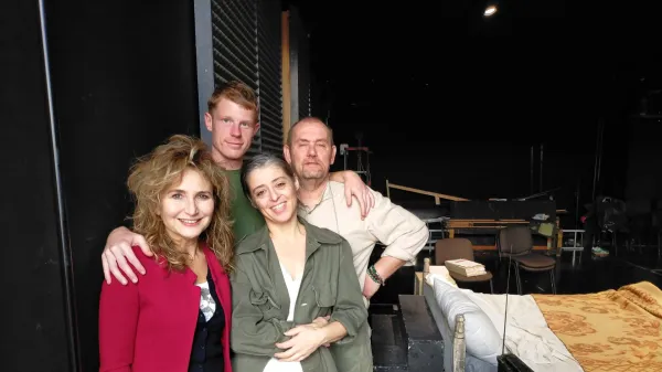 Režiserka Marcela Serli in igralci Borut Dolj&scaron;ak, Nikla Panizon ter Franko Koro&scaron;ec na vajah predstave Na drugi strani 