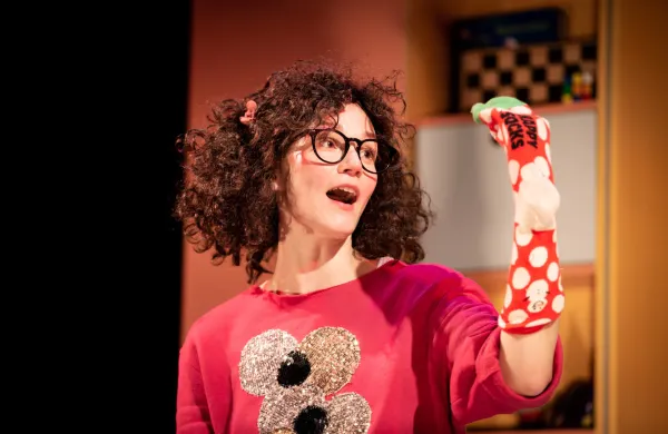 Igralka Tina Gunzek (in Nogavica Pavla) v novi otro&scaron;ki produkciji, ki v teh dneh obiskuje slovenske &scaron;ole in vrtce SSG Trst