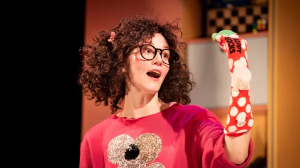 Igralka Tina Gunzek (in Nogavica Pavla) v novi otro&scaron;ki produkciji, ki v teh dneh obiskuje slovenske &scaron;ole in vrtce SSG Trst