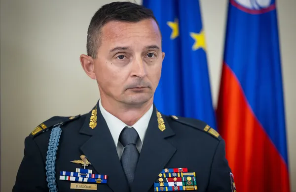 Ankaran, Vojasnica slovenskih pomorscakov.Novinarska konferenca, na kateri sta minister za obrambo Borut Sajovic in nacelnik Generalstaba Slovenske vojske generalpodpolkovnik Robert Glavas predstavila praznovanje dneva Slovenske vojske, ki bo v Kopru 24. 5.Brigadir Bostjan Mocnik.