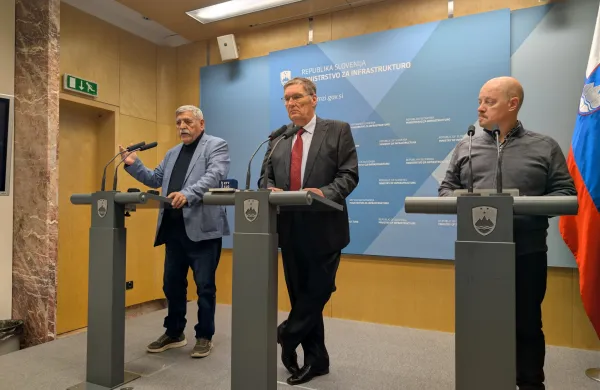 Ljubljana, ministrstvo za javno upravo.Novinarska konferenca Projektnega sveta za civilni nadzor nad izvajanjem projekta izgradnje drugega tira zelezniske proge Divaca-Koper.Clani projektnega sveta Emil Milan Pintar, Jadran Bajec in Damir Josipovic.