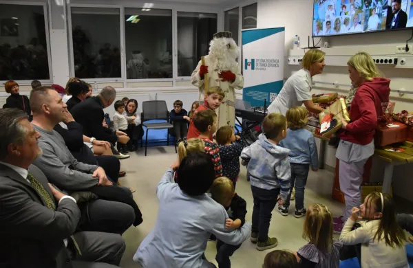 Bolnica &Scaron;empeter 60 let ginekolo&scaron;ko porodni&scaron;ke službe