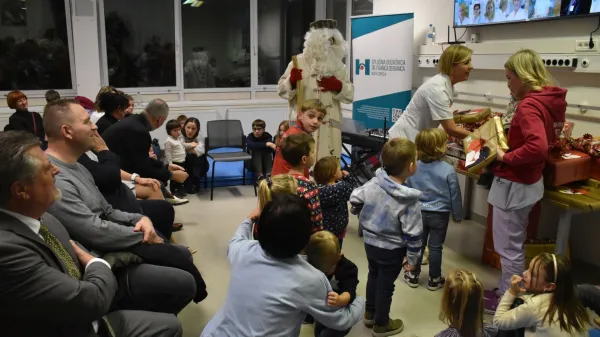 Bolnica &Scaron;empeter 60 let ginekolo&scaron;ko porodni&scaron;ke službe