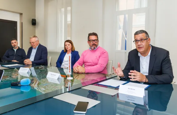 Koper, 12.12.2025MOK Mestna občina Koper, Podpis pogodbe za gradnjo protipoplavne za&scaron;čite na območju Bada&scaron;evice, Bada&scaron;evica, Protipoplavna za&scaron;čitaAdriaing in DRSVJože Novak, minister za naravne vire in prostordr. Lidija Kegljevič Zagorc, v. d. direktorja Direkcije RS za vodeAle&scaron; Bržan, župan Mestne občine KoperMatjaž Andreja&scaron;ič, direktor podjetja AdriaingMiha Zidarič, direktor podjetja IZVO-R