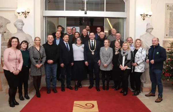 Opozicija kritična do proračuna, Korenika do opozicije