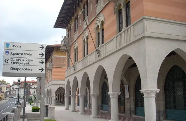 občina ilirska bistrica stavba