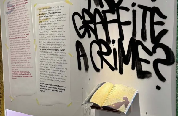 V Notranjskem muzeja Postojna so v petek zvečer odprli razstavo o grafitih in ulični umetnosti na Postojnskem, ki obiskovalce vabi k razmisleku o vlogi grafitov v javnem prostoru in o njihovem pomenu pri oblikovanju mestne identitete.