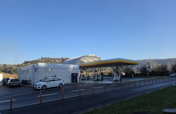 Z bencinskega servisa ukradli denar in cigarete