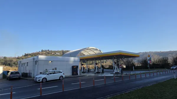 Z bencinskega servisa ukradli denar in cigarete