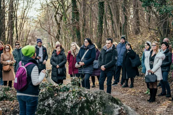 Mateja Kralj iz Kosovelove sobe je zbrane popeljala na urbano literarni sprehod V korak s Kosovelom.