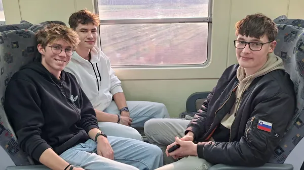 Dijaki mehatronike pravijo, da bi se moral vlak iz Nove Gorice proti Ajdov&scaron;čini vračati nekoliko pozneje