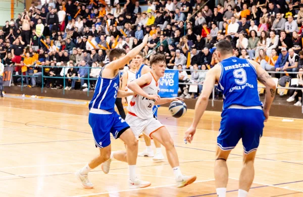 Postojnska mladost razorožila izku&scaron;ene Bistričane