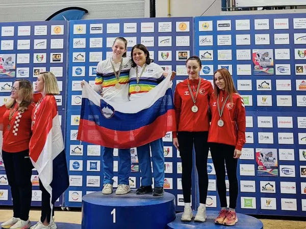 Tanja Marc desno) in Eneja Ozbič Primc sta osvojili naslov svetovnih prvakinj v igri dvojic, Macon, Francija, november 2025.