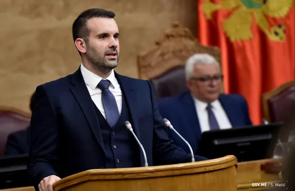Crna Gora, Podgorica.Crnogorski parlament je danes potrdil novo vlado s premierjem Milojkom Spajicem na celu. Po razpravi, ki je trajala vso noc, je predlog zjutraj podprlo 46 od skupno 81 poslancev.Crnogorski premier Milojko Spajic.