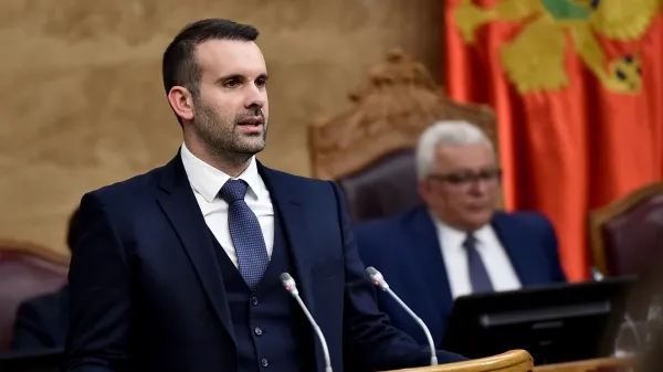 Crna Gora, Podgorica.Crnogorski parlament je danes potrdil novo vlado s premierjem Milojkom Spajicem na celu. Po razpravi, ki je trajala vso noc, je predlog zjutraj podprlo 46 od skupno 81 poslancev.Crnogorski premier Milojko Spajic.