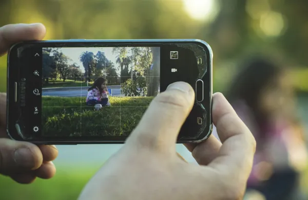 Posnela golo hčerkico in končala na zatožni klopi