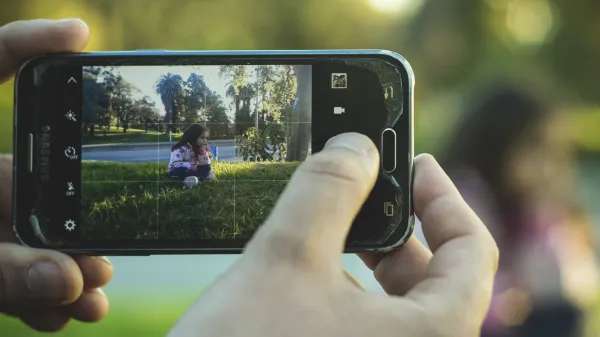 Posnela golo hčerkico in končala na zatožni klopi