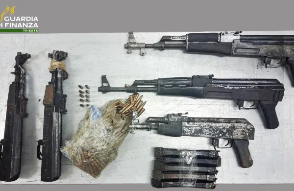 V vozilu albanske registracije odkrili pet kala&scaron;nikov