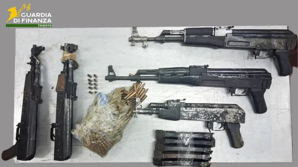 V vozilu albanske registracije odkrili pet kala&scaron;nikov