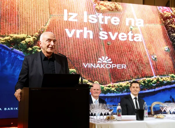 Z licitacije vin Vinakoper za izolsko pediatrijo