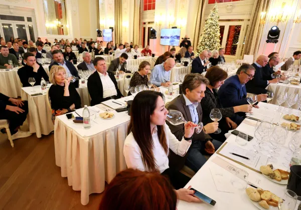 Z licitacije vin Vinakoper za izolsko pediatrijo