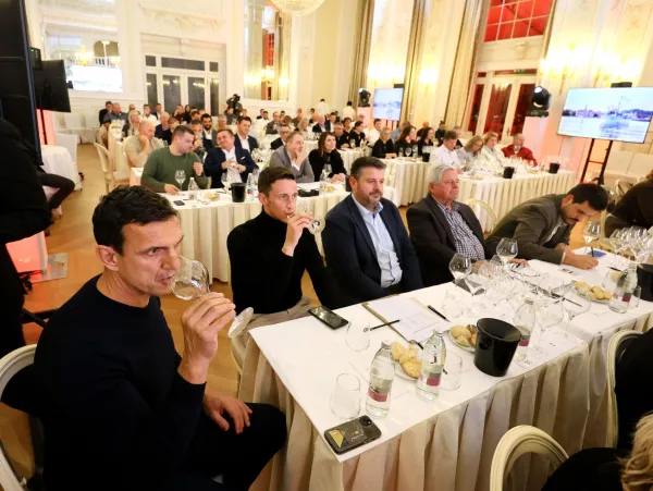 Z licitacije vin Vinakoper za izolsko pediatrijo