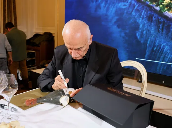 Z licitacije vin Vinakoper za izolsko pediatrijo