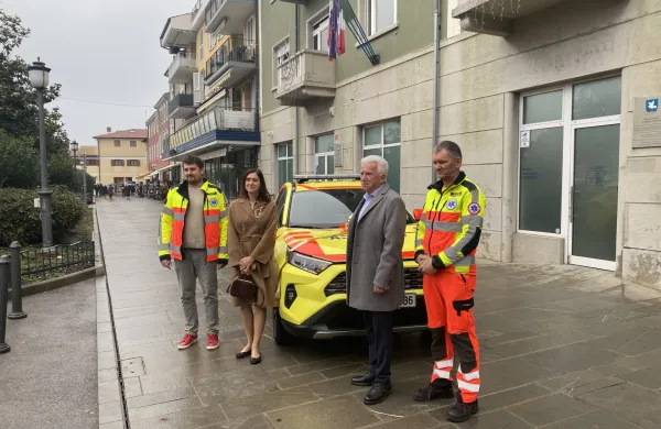 izola, vozilo urgentnega zdravnika, občina izola, zdravstveni dom izola, župan milan bogatič, vodja zdravstvene nege mitja zdovc (skrajno levo), v. d. direktorica ZD Izola Maja Praček, Robert Kukolj (desno) skrbi za vozni park ZD Izola, predaja vozila