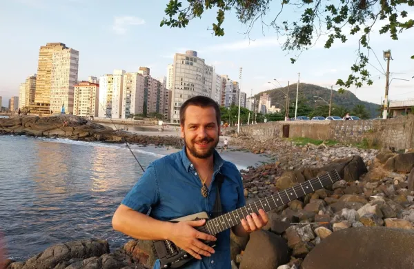 Tilen Kravos glasbenik iz Vrtojba živi v Brazilija