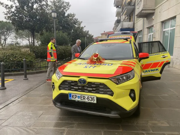 izola, vozilo urgentnega zdravnika, občina izola, zdravstveni doma izola, župan milan bogatič in mitja zdovc, predaja vozila