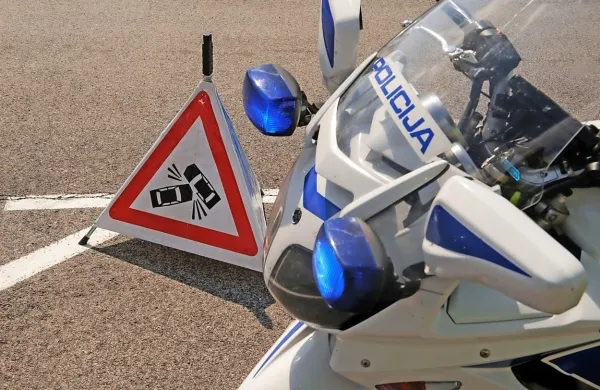 Čelno trčenje v strunjanskem kroži&scaron;ču ohromilo promet