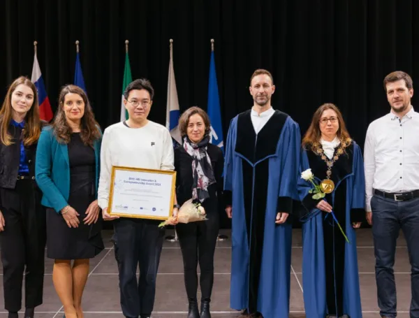 Skupinska fotografija s članom zmagovalne ekipe