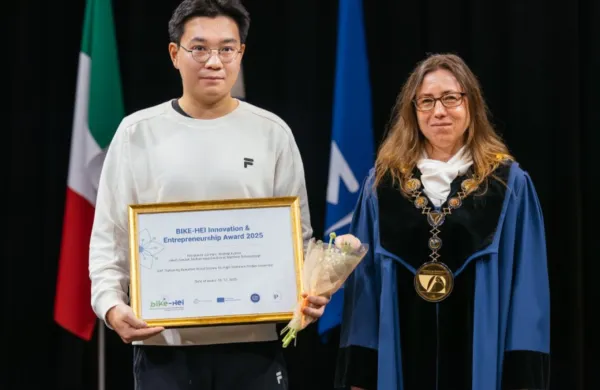 Član zmagovalne ekipe Lei Han in rektorica UP, prof. dr. Klavdija Kutnar 