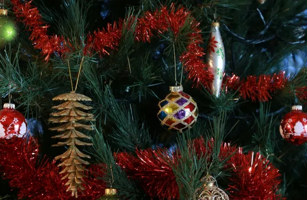 Decembra se zdi na&scaron; dom včasih kar premajhen za vse dekoraterske ambicije. Znižajte pričakovanja.