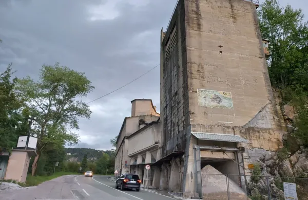 Zaradi urejanja kamnoloma bodo zapirali cesto proti Trnovski planoti