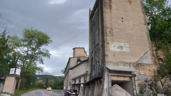 Zaradi urejanja kamnoloma bodo zapirali cesto proti Trnovski planoti