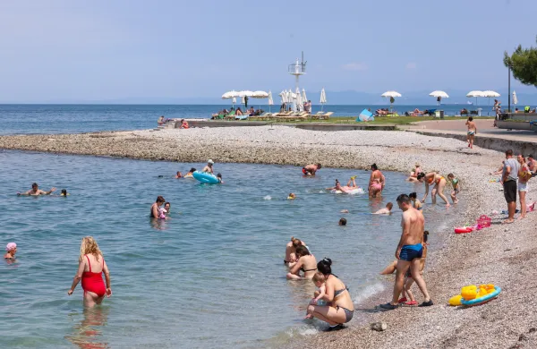 Izola, 20.07.2021Plaža Svetilnik Izola, Svetilnik, kopalci, kopanje, turizem