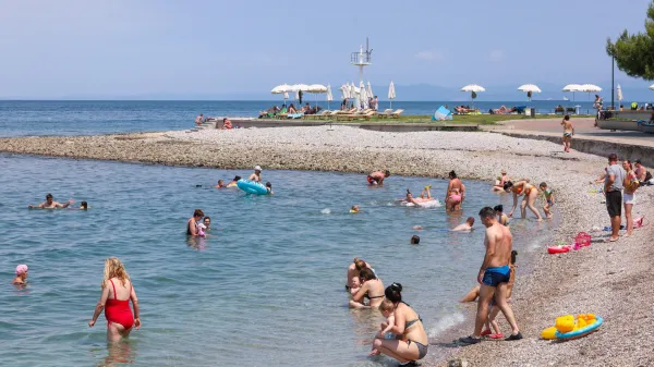 Izola, 20.07.2021Plaža Svetilnik Izola, Svetilnik, kopalci, kopanje, turizem