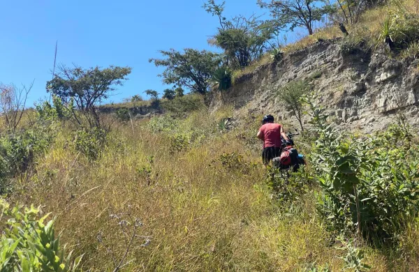 Potiskanje kolesa skozi zapu&scaron;čeno in zaradi teritorialnega spora uničeno cesto.