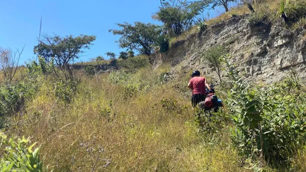 Potiskanje kolesa skozi zapu&scaron;čeno in zaradi teritorialnega spora uničeno cesto.